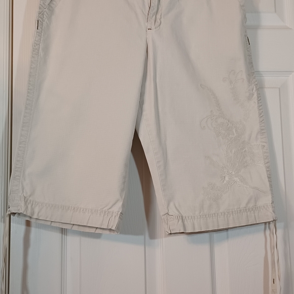 JONES WEAR JEANS Capri Pants Size 12 strings flower embroidery design on Leg - Picture 2 of 10